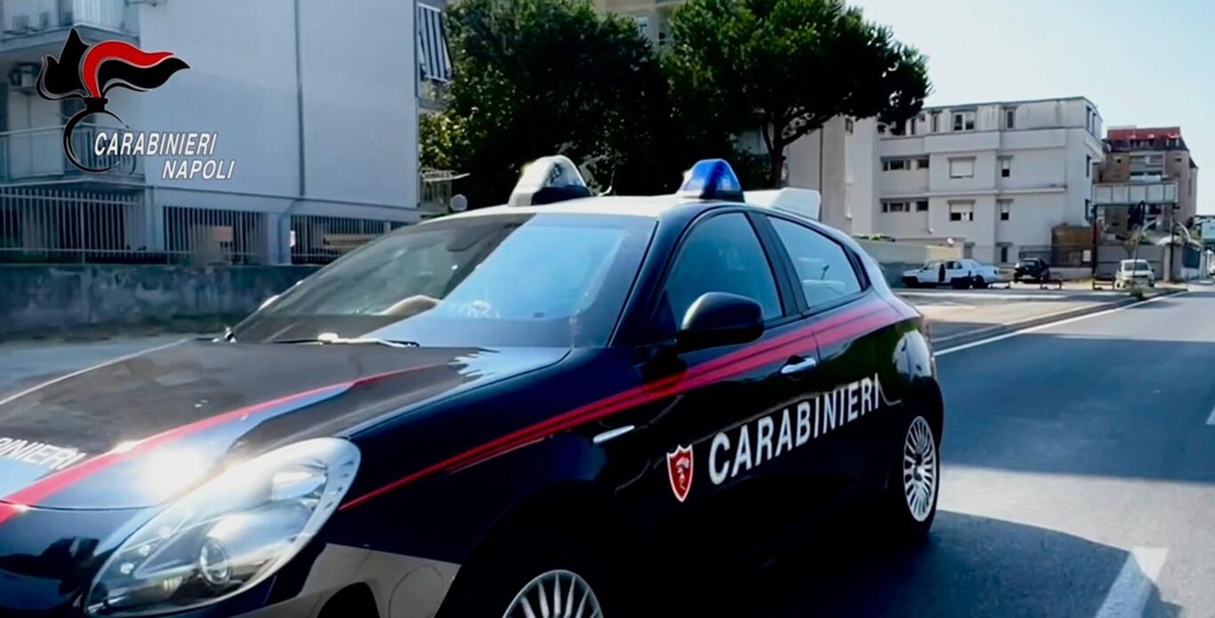 Giugliano in Campania: “O mi dai quello che ti chiedo oppure gli uomini ti distruggono la macchina”