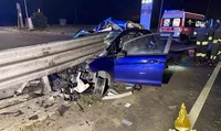 Auto si schianta contro guardrail e si spezza in due: miracolosamente illeso conducente