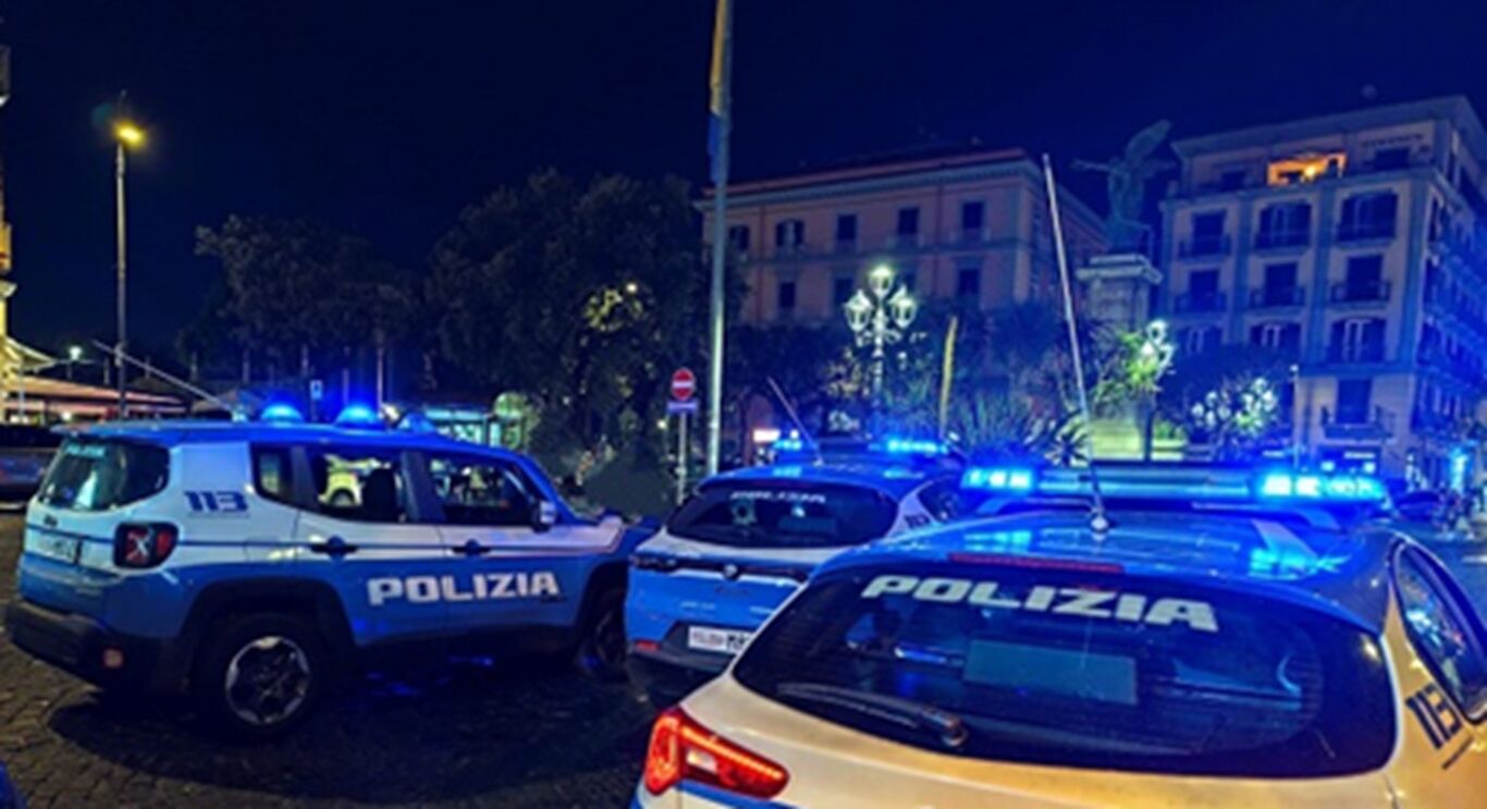 Castellammare di Stabia - Tenta una rapina in una tabaccheria, bloccato dai dipendenti: arrestato 36enne