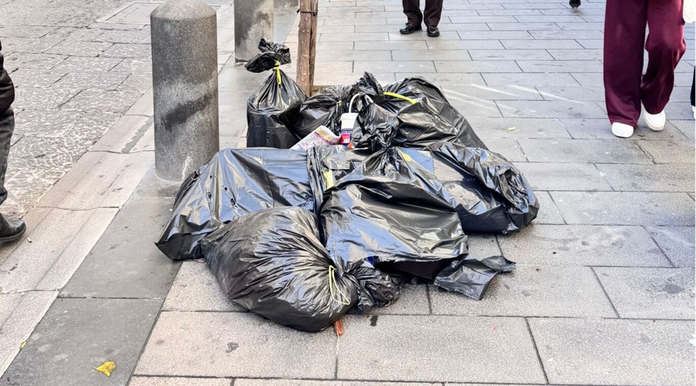 Torre del Greco - Otto sacconi di rifiuti edili abbandonati in via Roma: smascherato il responsabile