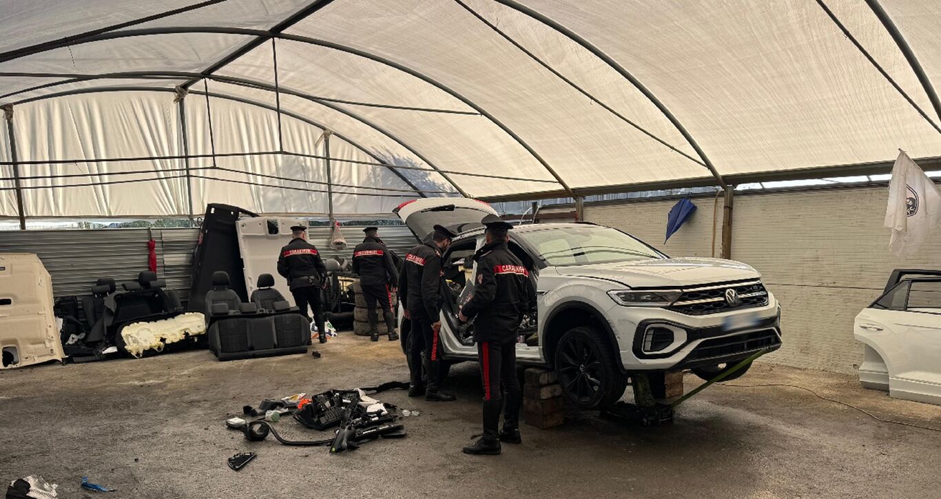 Boscoreale - Carabinieri arrestano un 27enne, stava smontando un'auto rubata