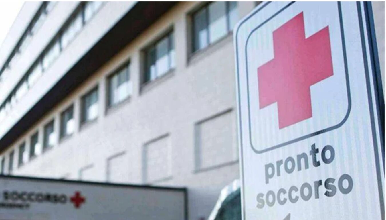 Sfregia donna con un coccio di bottiglia, fermato 20enne marocchino: è la sua settima aggressione