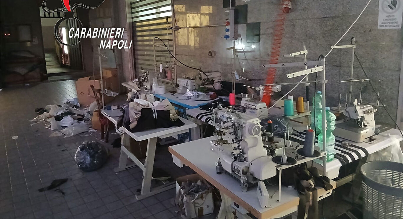 Operai ammassati in una palazzina-opificio: scoperti 76 lavoratori in condizioni di degrado