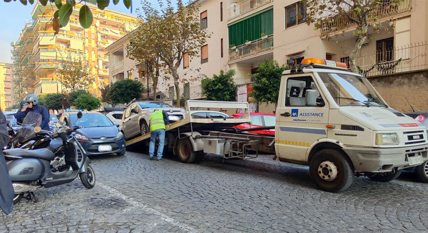 Miracolo a Torre Annunziata: avvistato un carroattrezzi in azione