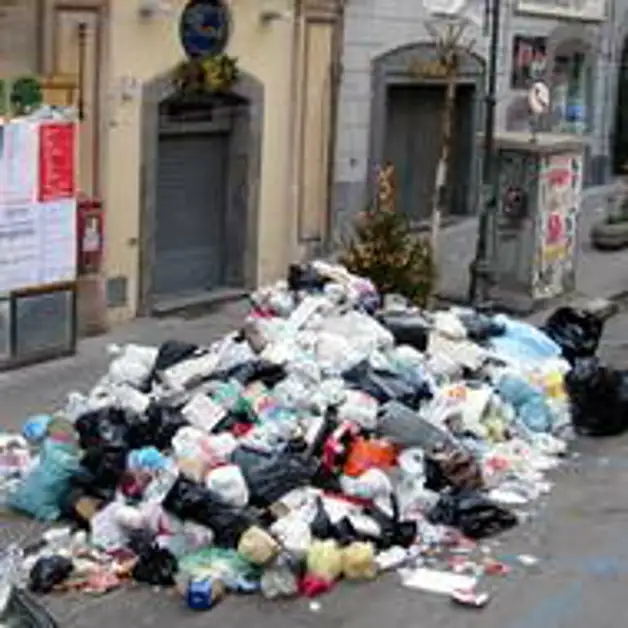 Rifiuti: scarichi abusivi e raccolta differenziata a rilento. Di chi le colpe?