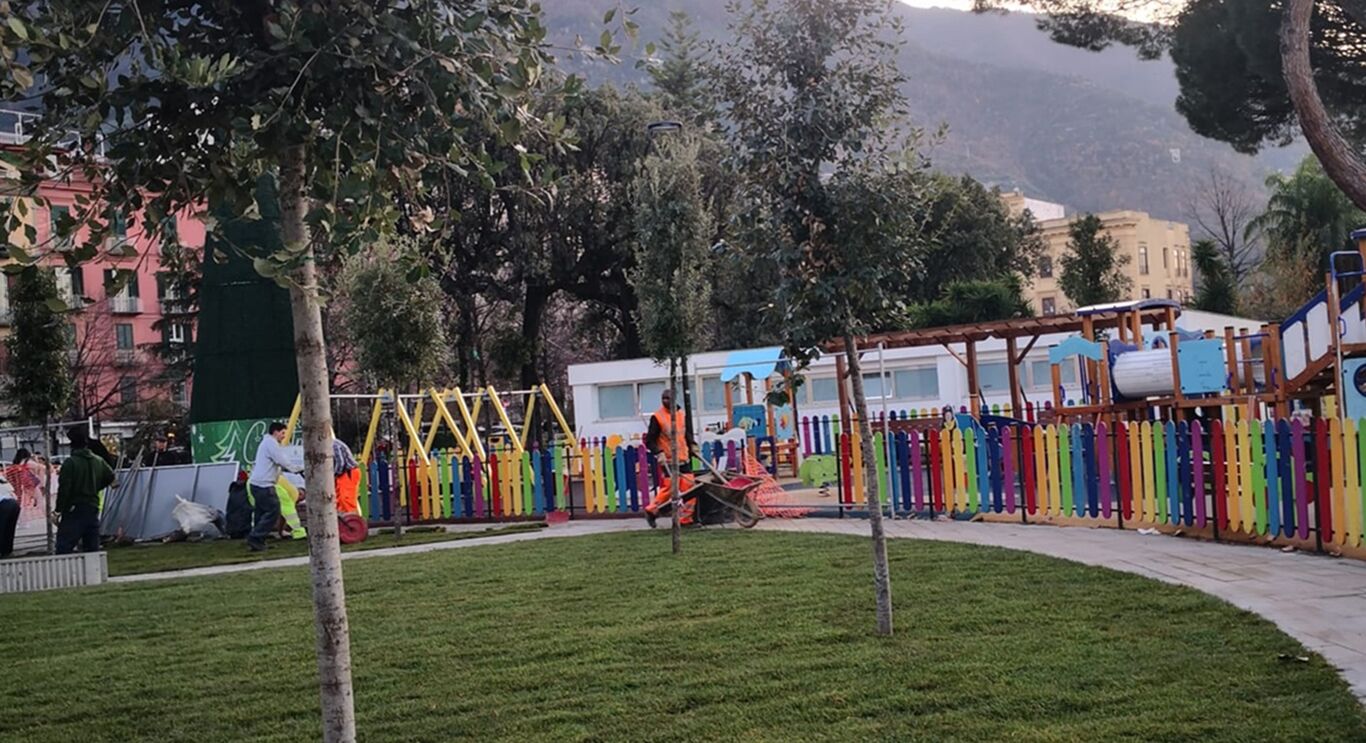 Castellammare di Stabia - Riqualificazione del verde in Villa Comunale e pulizia della spiaggia