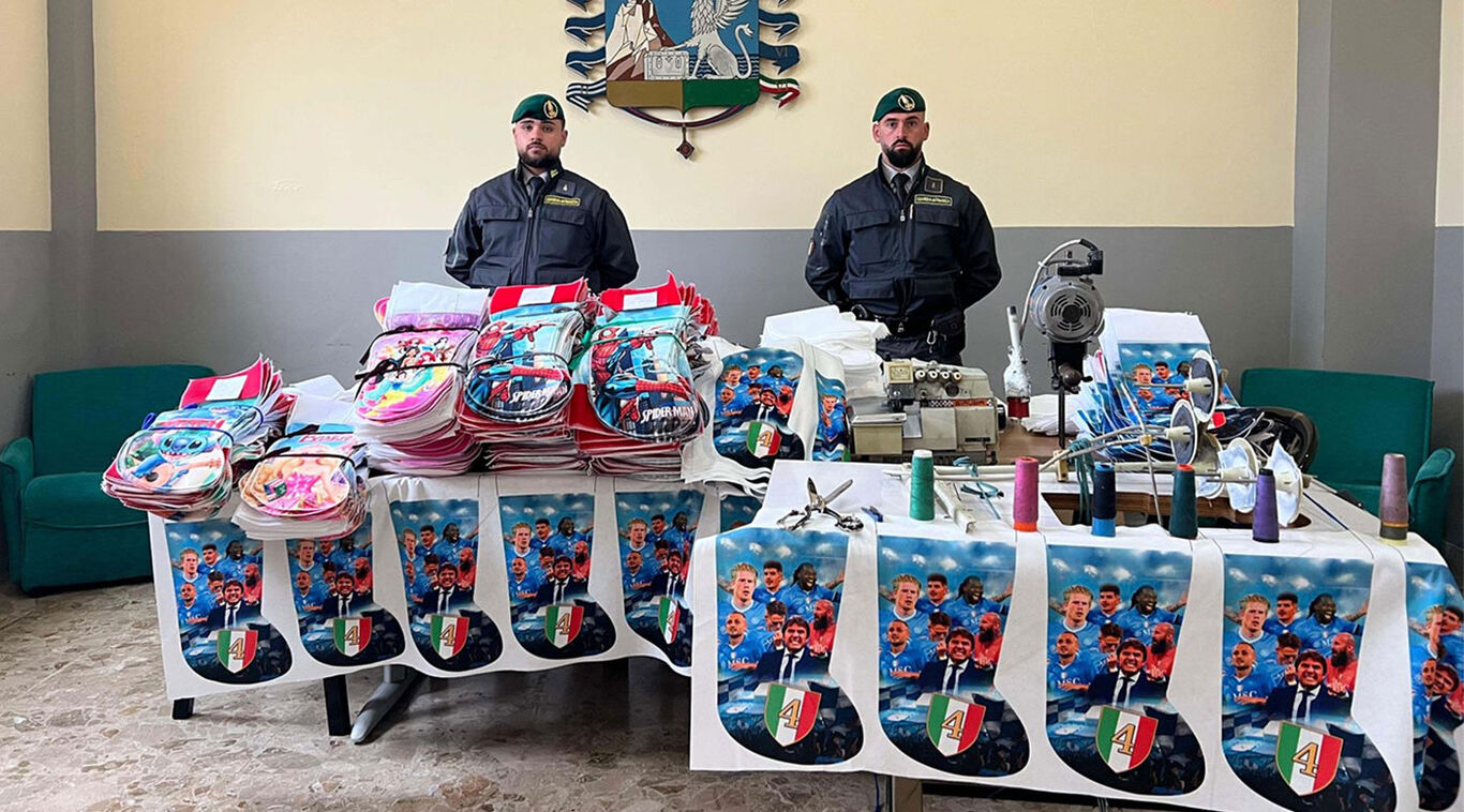 Opificio clandestino a Napoli: sequestrate oltre 3.000 “calze della Befana” contraffatte