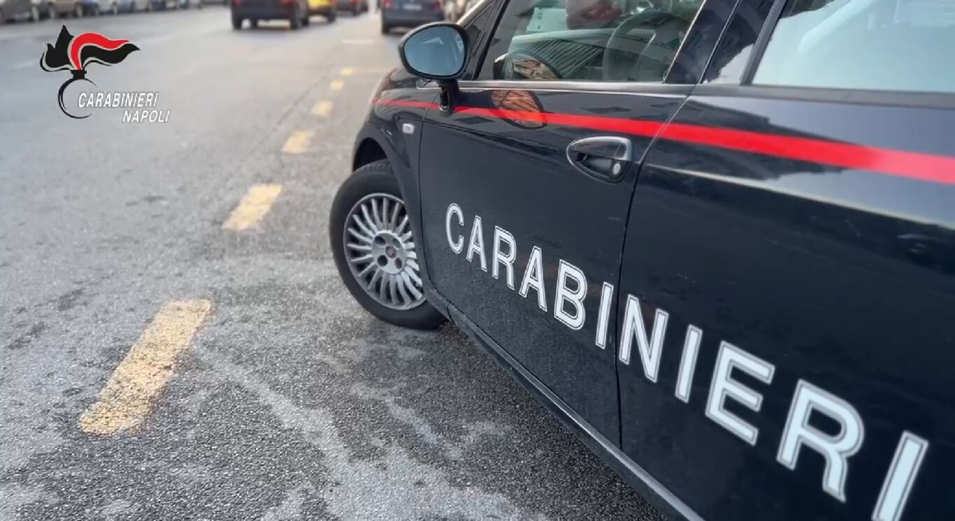 Napoli - Ponticelli, spara 4 colpi di pistola nell'auto dell'ex: arrestato 32enne