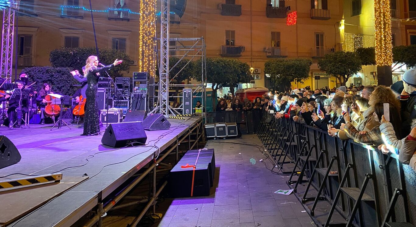 “Natale in piazza”, successo di pubblico a Torre del Greco: Santa Croce gremita per musica ed eventi