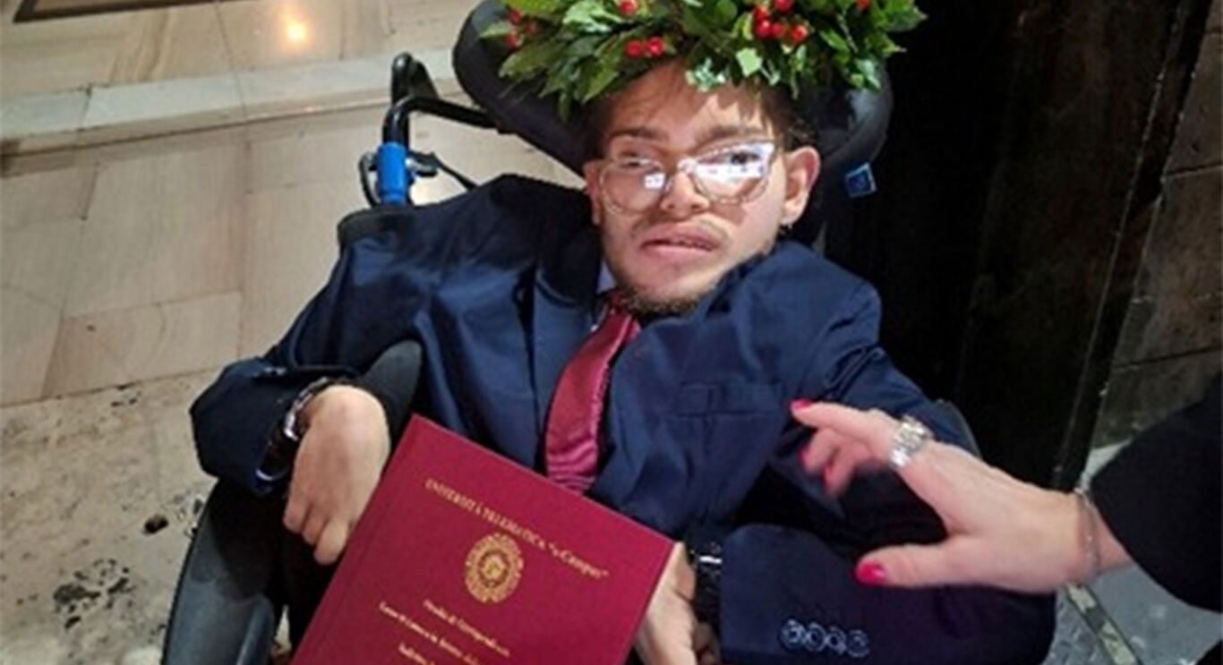 Torre del Greco - Andrea Visciano si laurea in Scienze della Comunicazione: una storia di inclusione e resilienza