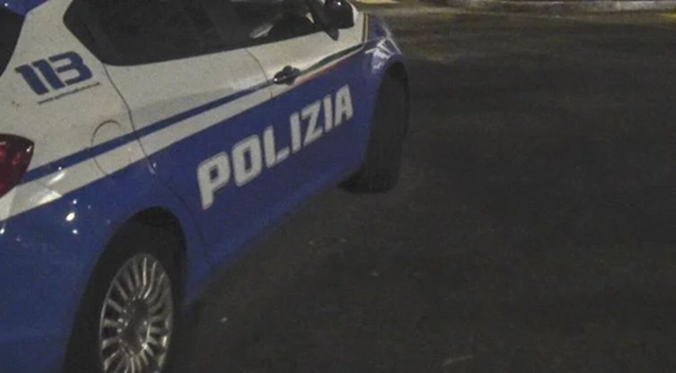 Bologna, capotreno ucciso a coltellate vicino alla stazione