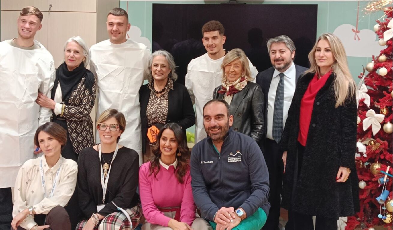 Napoli - Di Lorenzo, Buongiorno e Beukema in visita a piccoli pazienti del Santobono