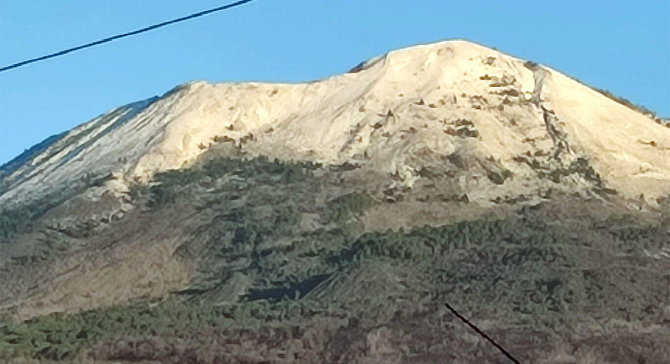 Il Vesuvio si veste di bianco: la neve torna sulla cima del vulcano