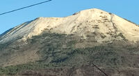 Il Vesuvio si veste di bianco: la neve torna sulla cima del vulcano
