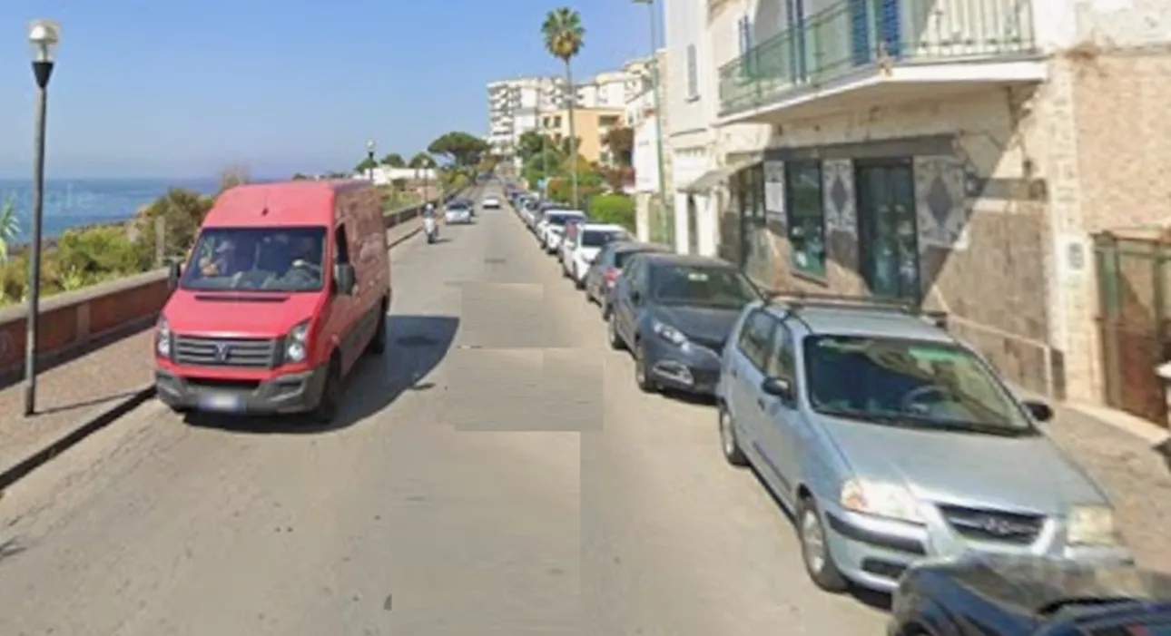 Torre Annunziata – Paura in via Gino Alfani: bottiglia incendiaria all'interno di un'auto