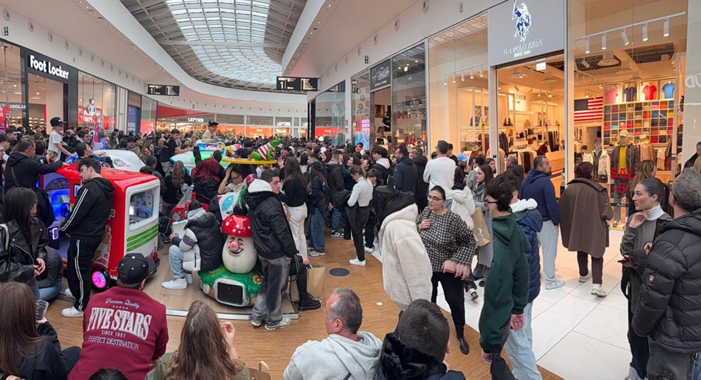 Geolier, assalto allo store del Maximall Pompeii di Torre Annunziata per il firmacopie