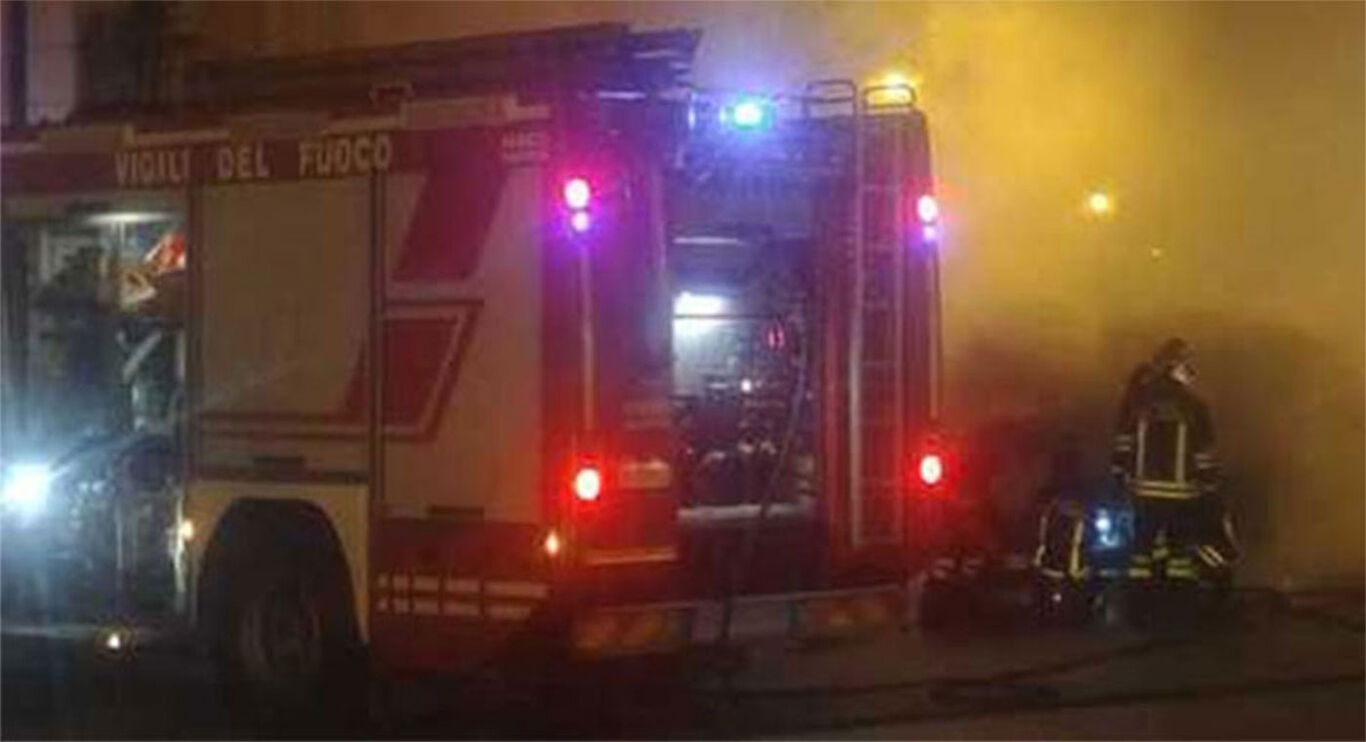 Auto incendiate all'alba in due comuni del Napoletano
