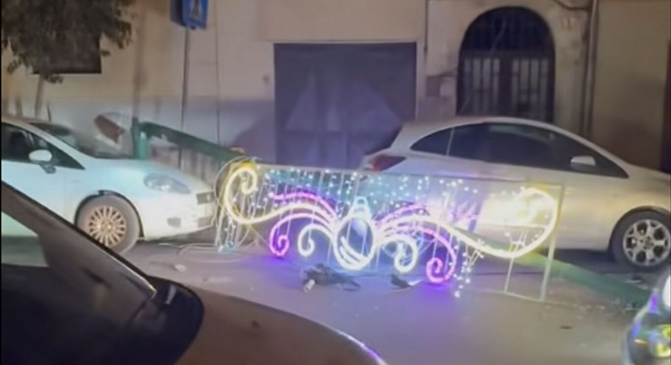 Torre Annunziata, cade una luminaria in via Roma: paura nella notte ma nessun ferito