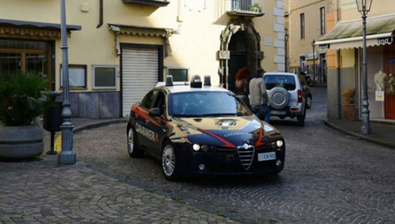 Sorrento, aggredisce la compagna e si scaglia contro i carabinieri: arrestato 26enne