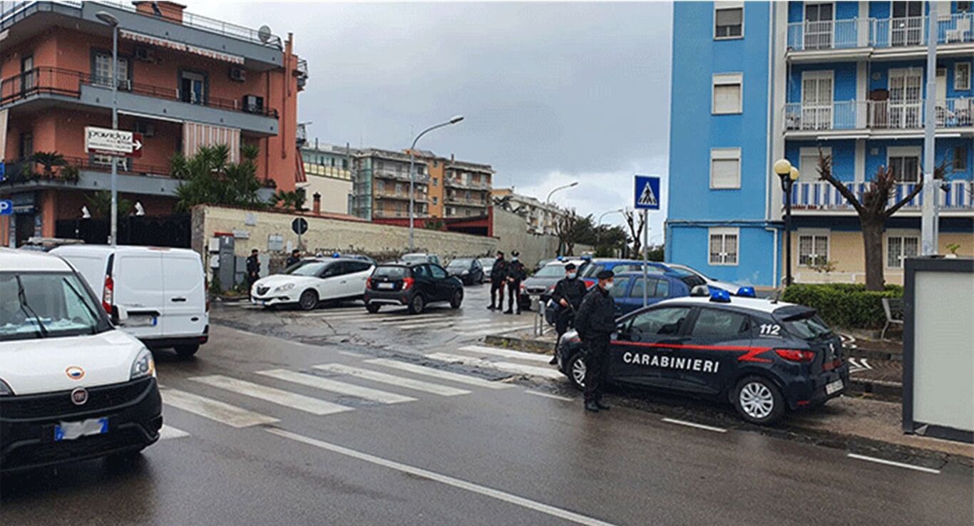 Controlli notturni a Castellammare di Stabia: due arresti per furto di scooter