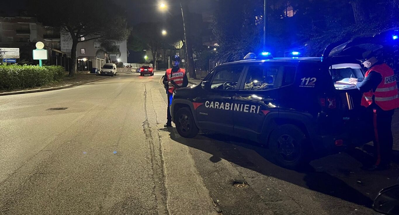 Portici - Lancia bottiglie contro le auto in sosta e tenta di aggredire i carabinieri: arrestato