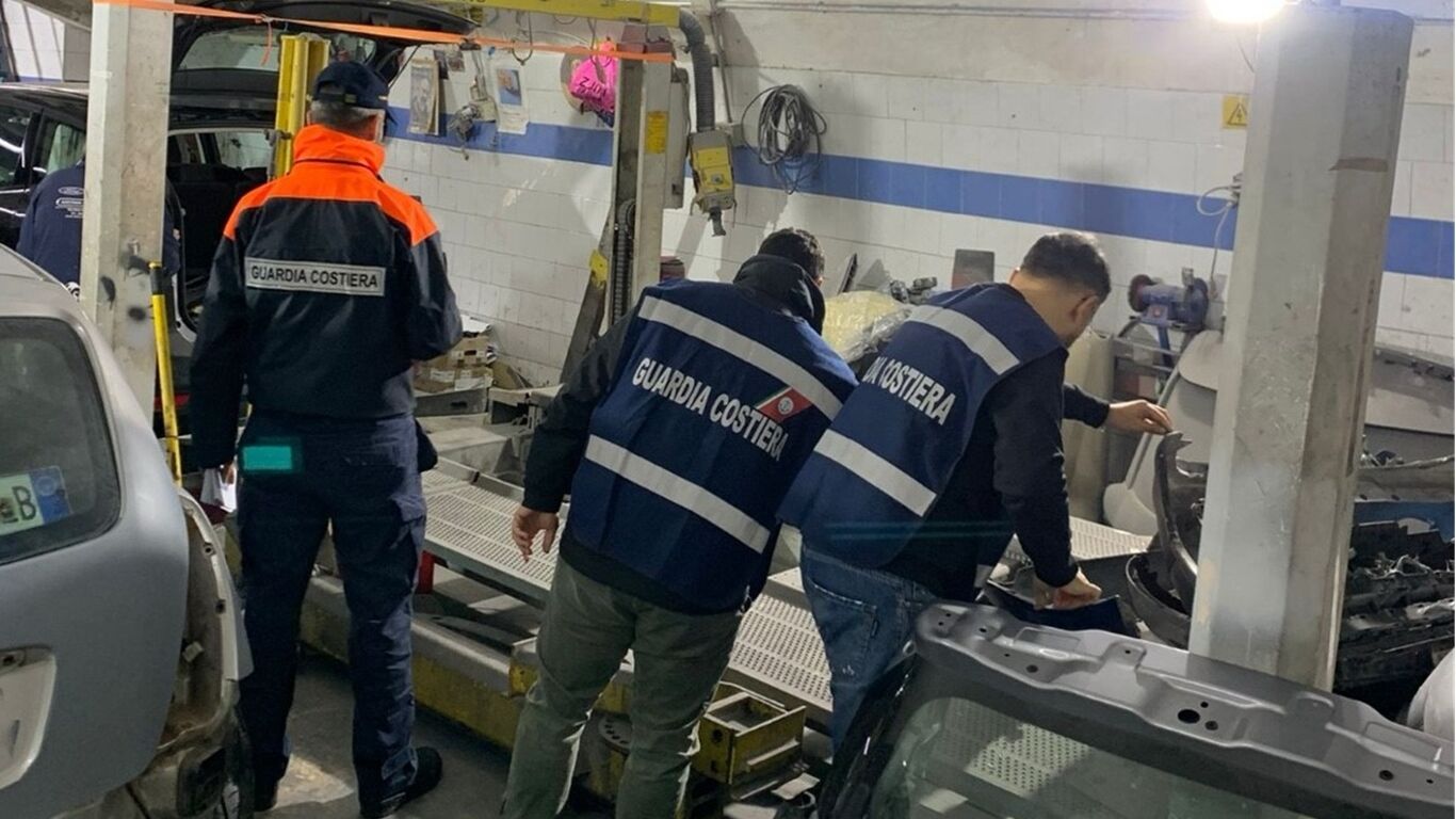 Torre del Greco, sequestrata carrozzeria abusiva: denunciati i responsabili