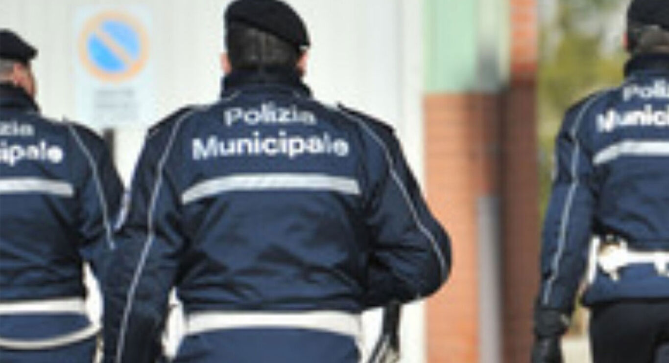 Castellammare, lavori edili abusivi e rifiuti in strada: denunciati operai e proprietario di un appartamento