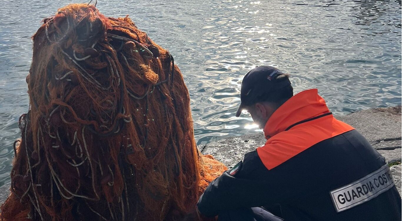 Pesca di frodo nel porto di Torre del Greco: maxi rete sequestrata e denunce della Guardia Costiera
