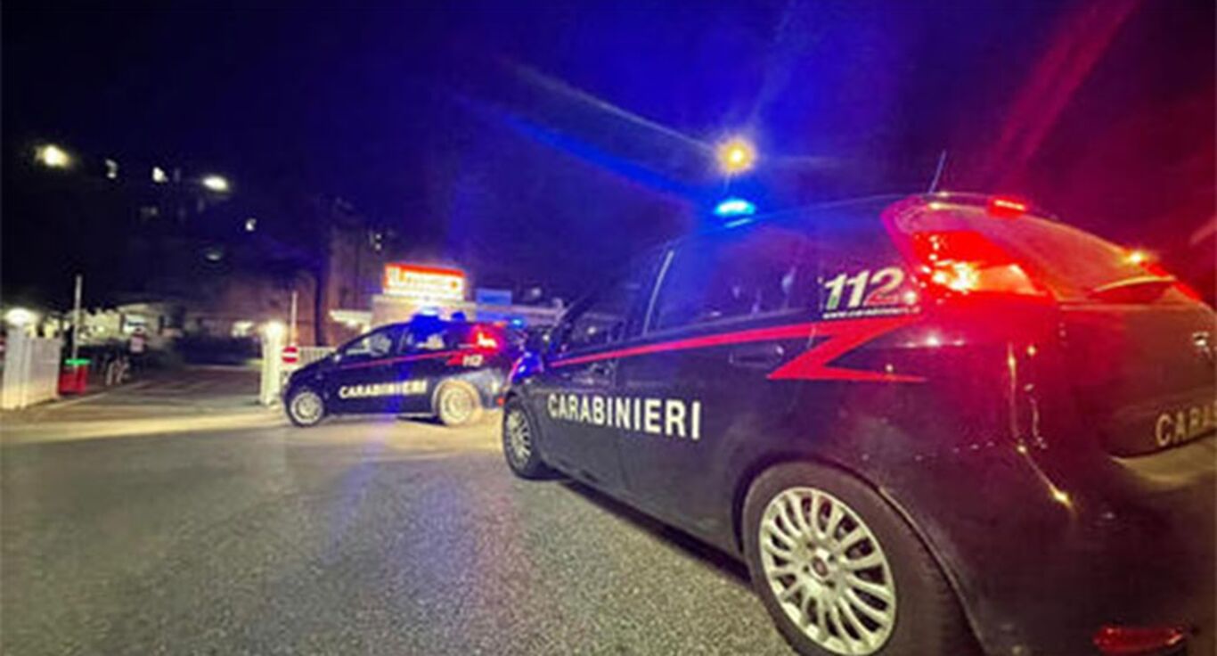 Napoli, accoltella il nuovo compagno della ex per gelosia: 50enne arrestato per tentato omicidio