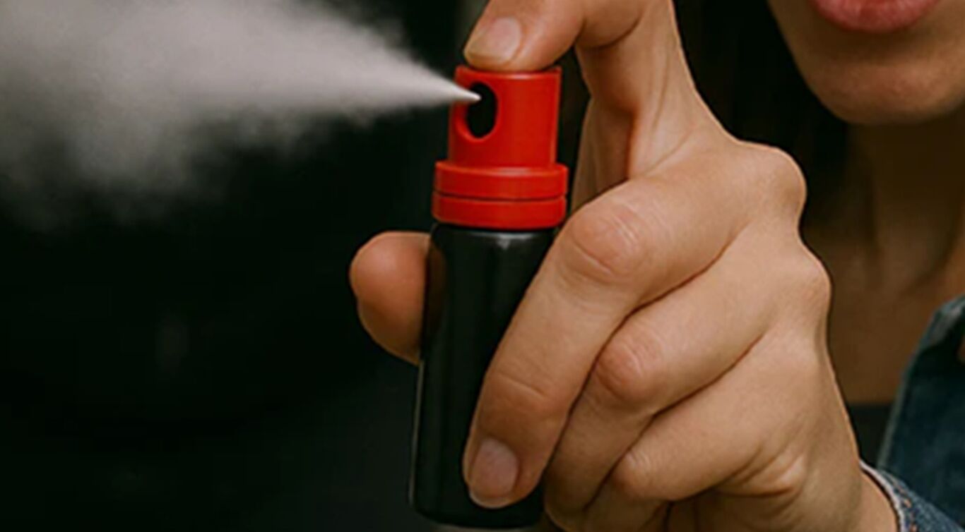 Spray al peperoncino contro direttore e cliente: denunciato 57enne a Vico Equense