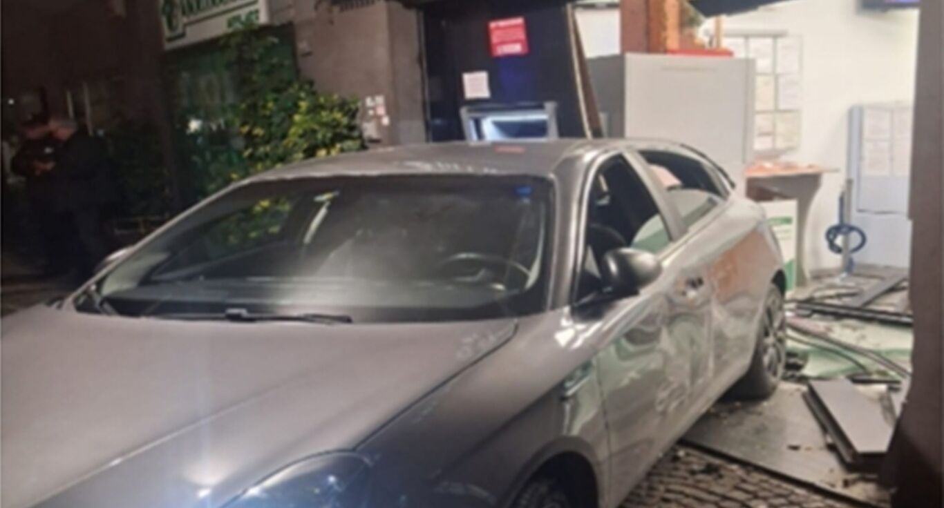 Tentato assalto a Torre del Greco: auto contro filiale Bcp, ladri in fuga senza bottino