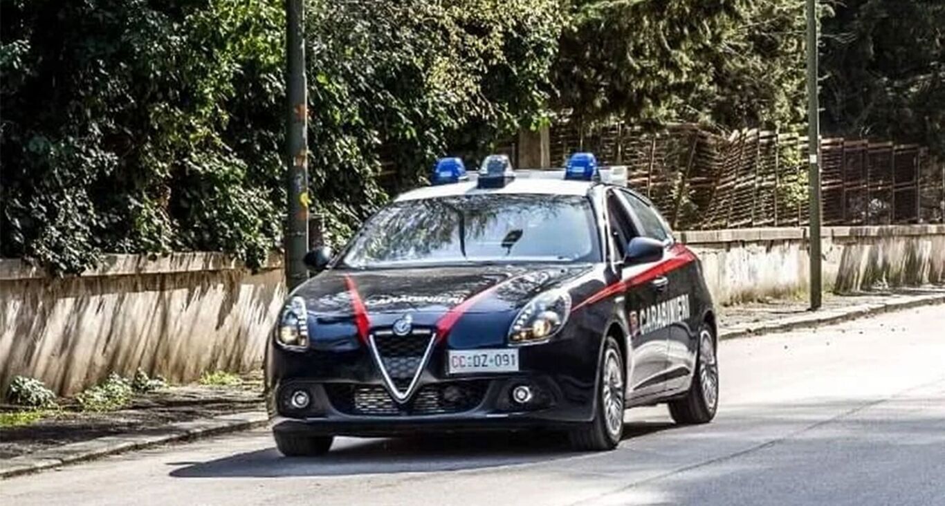 San Giorgio a Cremano, non si ferma all'alt e scappa: in auto coltello e arnesi da scasso
