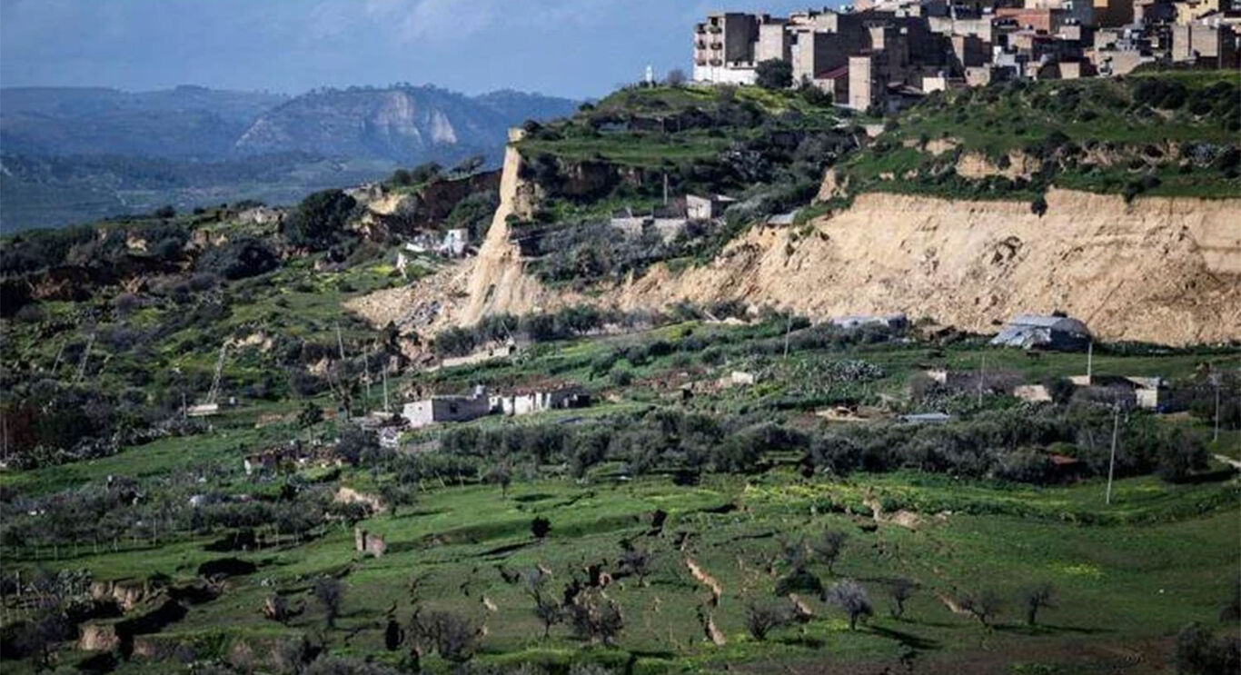 Frana Niscemi, Musumeci: "Potrebbe estendersi per altri 150 metri. Stop pagamento rate mutuo"