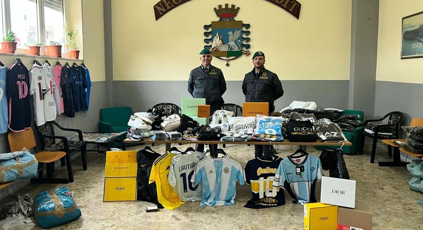 Napoli, blitz della Guardia di Finanza: sequestreati migliaia di articoli contraffatti