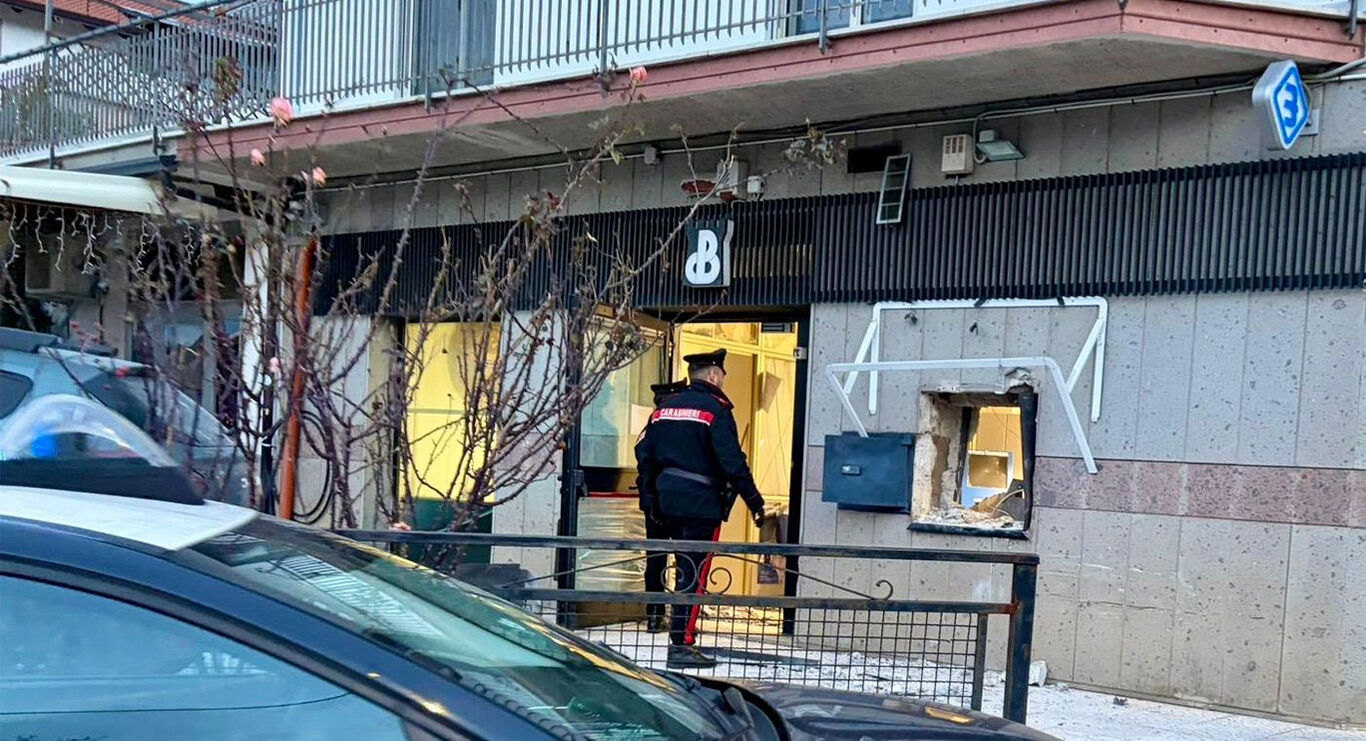Esplosione ATM presso un istituto bancario di Agerola: 5 arresti