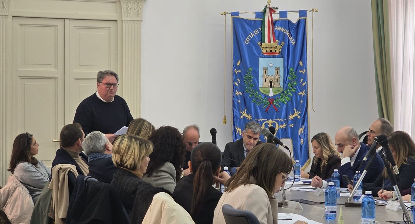 Torre Annunziata, via libera al regolamento entrate e alla demolizione di Palazzo Fienga