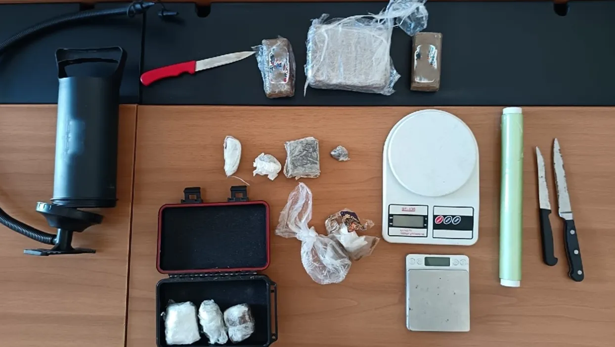 Pompei, droga in auto e in casa: arrestato 21enne di Torre Annunziata, denunciato 19enne di Boscoreale