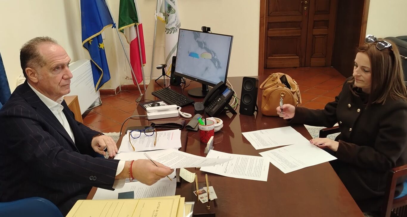 Torre del Greco, il sindaco Mennella ridefinisce deleghe e incarichi: nuovi compiti a Laura Vitiello