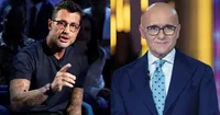 Fabrizio Corona denunciato per violazione dell'ordinanza su Signorini: rischia fino a 3 anni