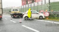 Incidente sull'autostrada Napoli-Salerno: auto contro il guard rail, traffico in tilt