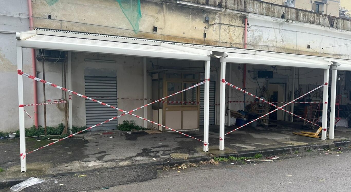 Castellammare, la Polizia Municipale libera due box al mercato e ritira cinque patenti