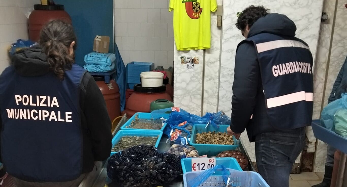 Controlli sulla filiera ittica a Torre del Greco: sequestrati 350 kg di pesce non etichettato