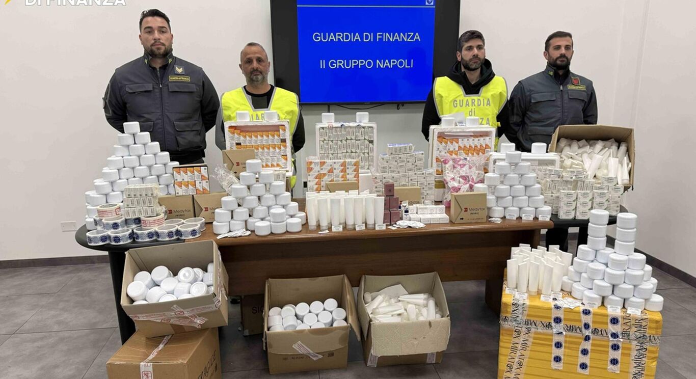 Napoli, farmaci illegali importati dall'estero: maxi sequestro della Guardia di Finanza
