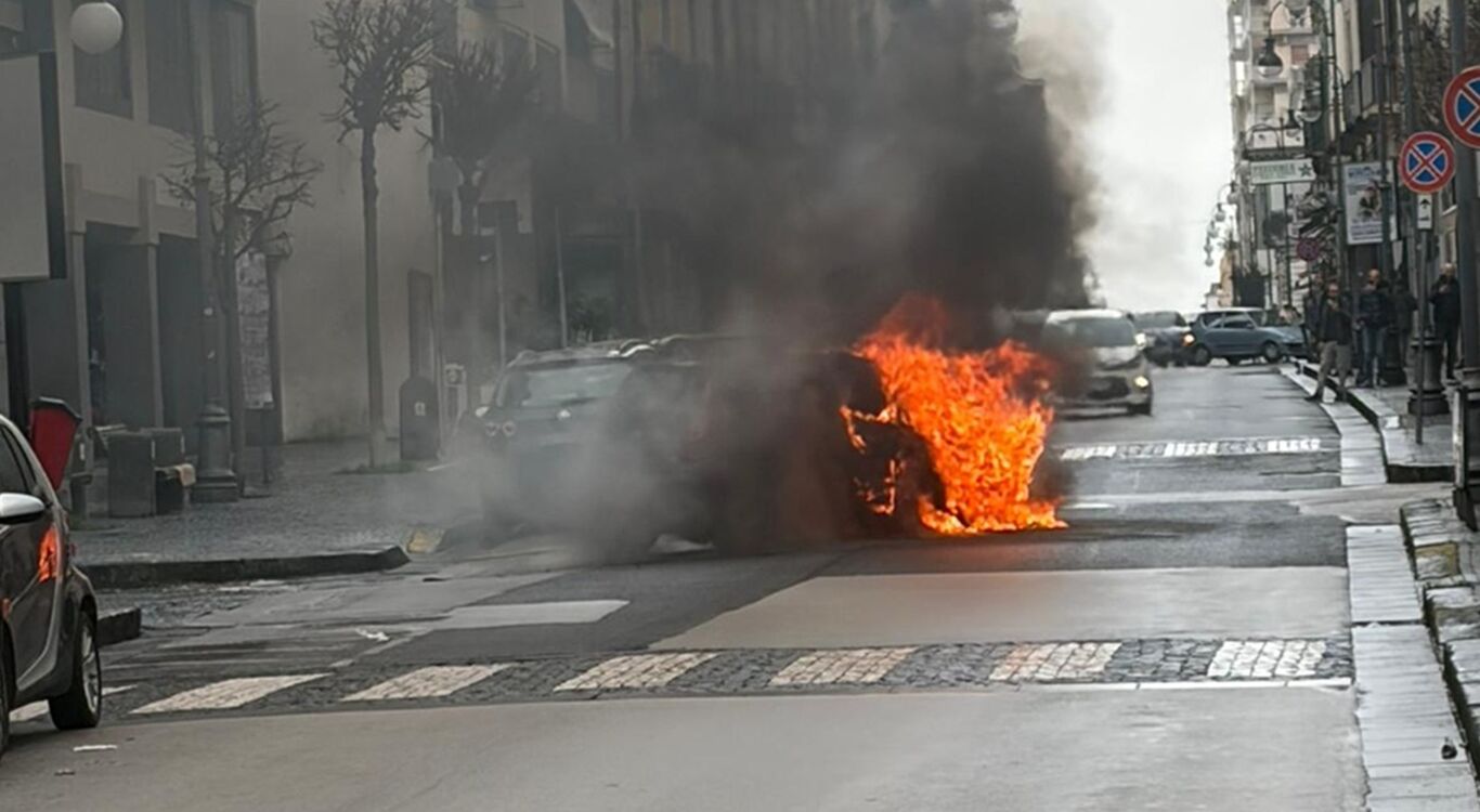 Torre Annunziata, auto in fiamme su corso Umberto I