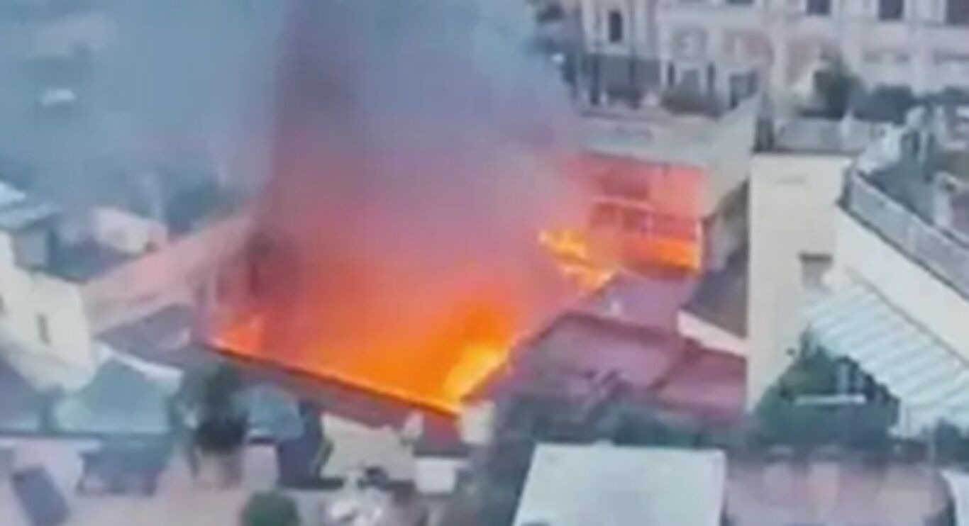 Incendio nel cuore di Napoli, in via Chaia: coinvolto il teatro Sannazzaro