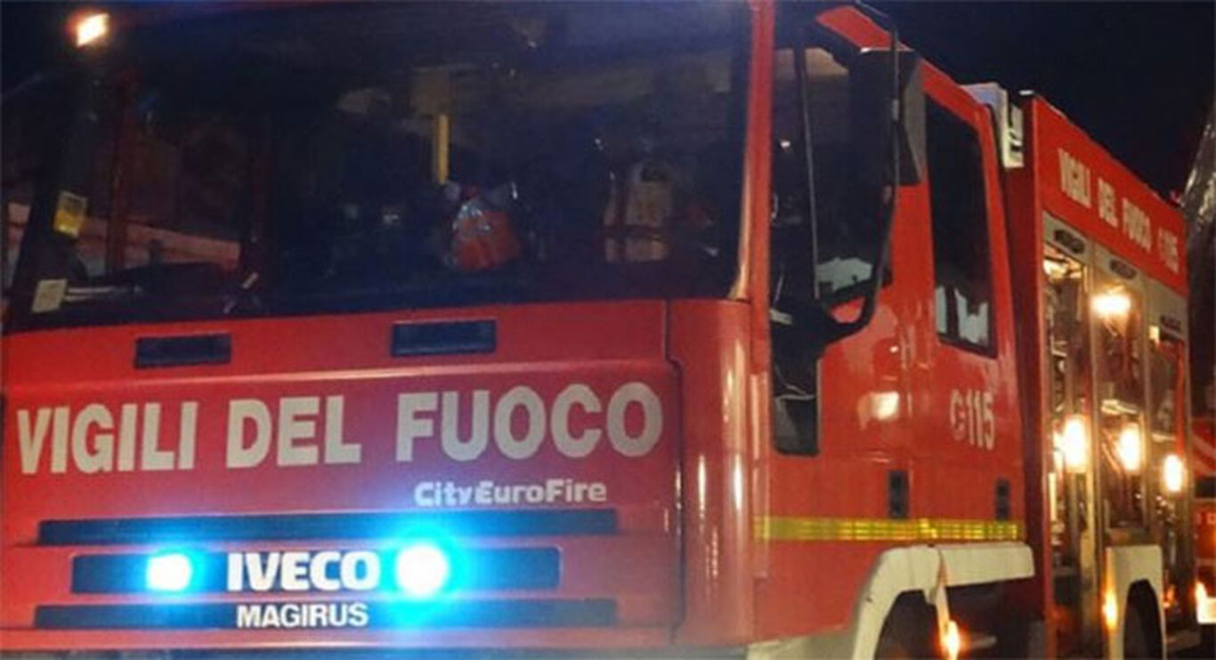 Portici, quindicenni appiccano un incendio nella notte "per gioco": 4 denunce