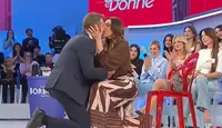 Uomini e Donne, Roberto chiede ad Agnese di sposarlo in studio: proposta a sorpresa e sì emozionante