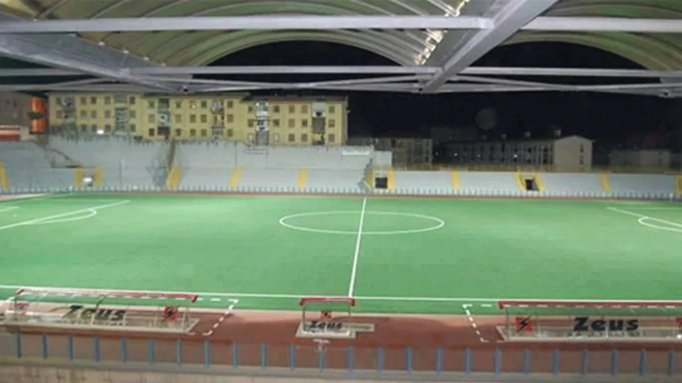 Torre Annunziata, blitz della Polizia Municipale allo stadio Giraud: sequestrati palestra, depositi e bar