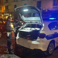 Castellammare di Stabia, stretta della Municipale: 17 patenti ritirate per cellulare alla guida