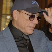 L'attore Jean-Claude Van Damme in Italia incontra i fan per le strade di Roma